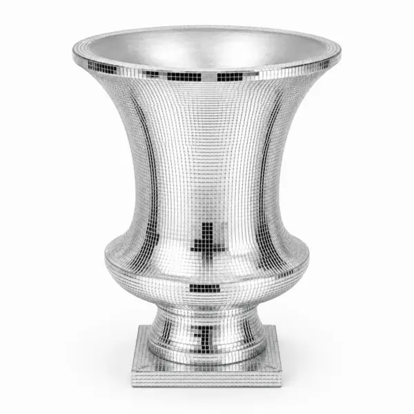 vase מעוצב עם פרחים לבנים בשטח פתוח לקראת אירוע